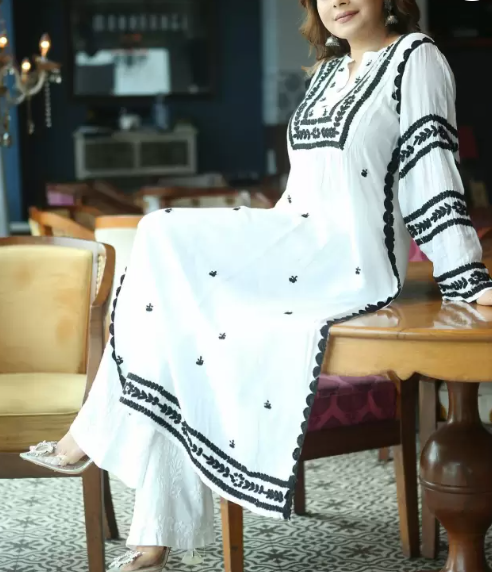 Women Embroidered Cotton Blend Straight Kurta